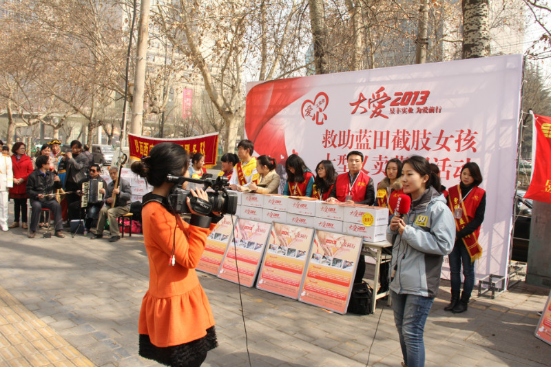 1592981021158152.jpg 2013.3.5自愿者在行动.jpg